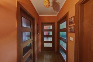 02 - Pohled z chodby na dveře pokojů a koupelny